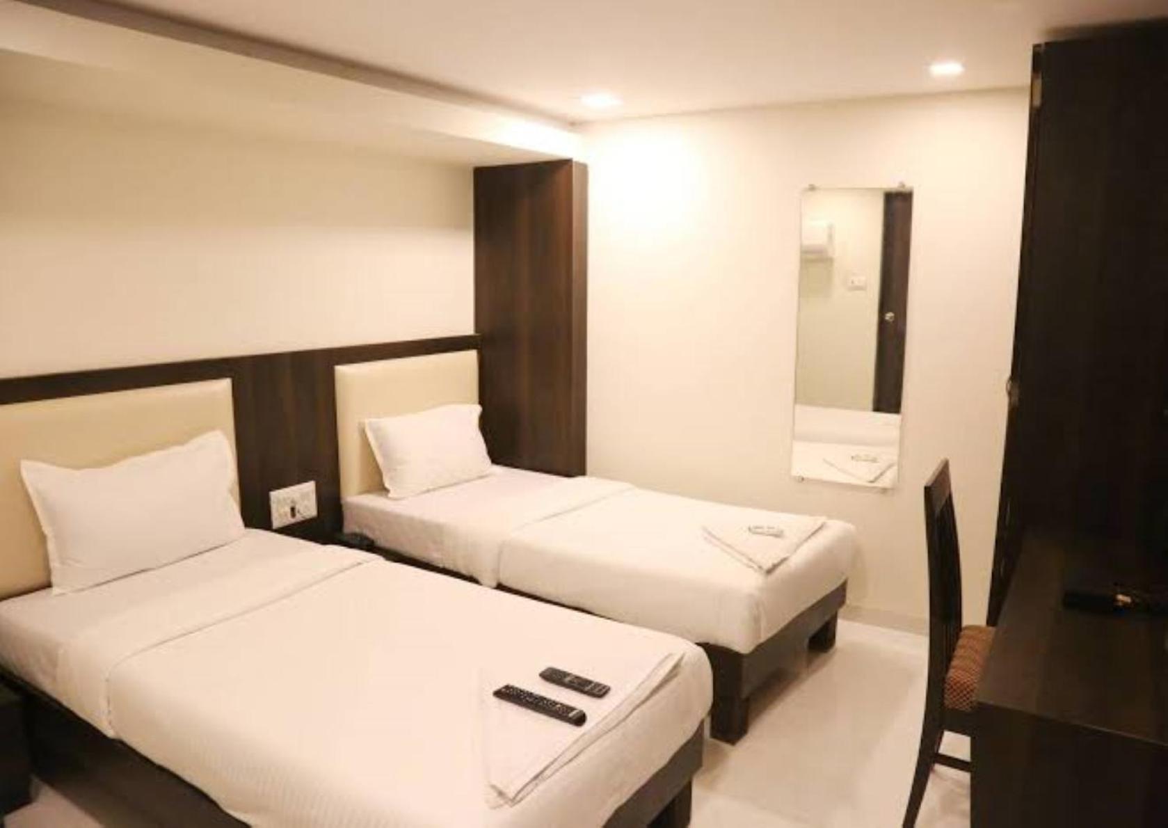 Hotel Blue Terminal Mumbai Bagian luar foto