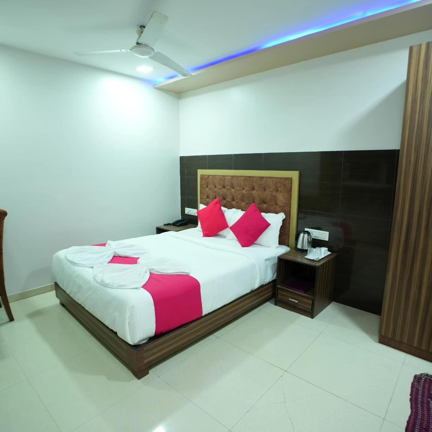 Hotel Blue Terminal Mumbai Bagian luar foto