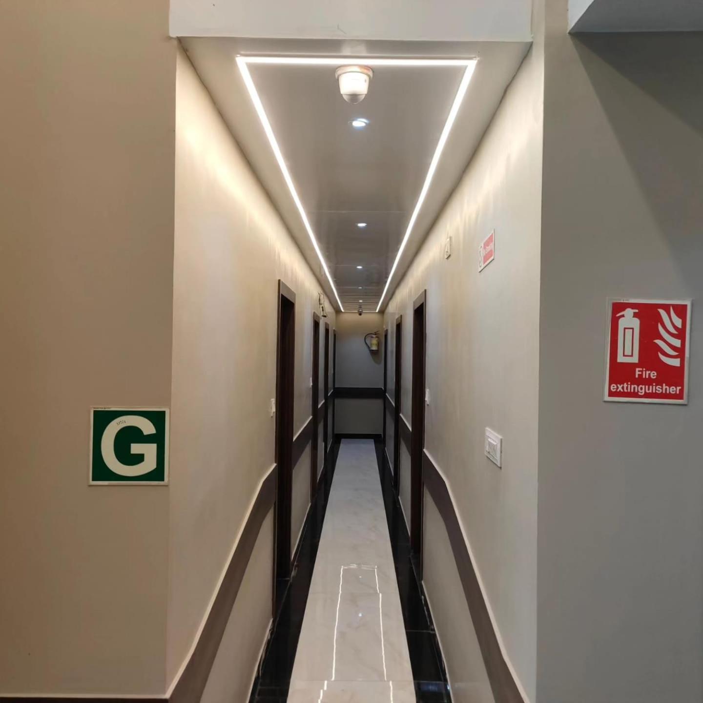 Hotel Blue Terminal Mumbai Bagian luar foto