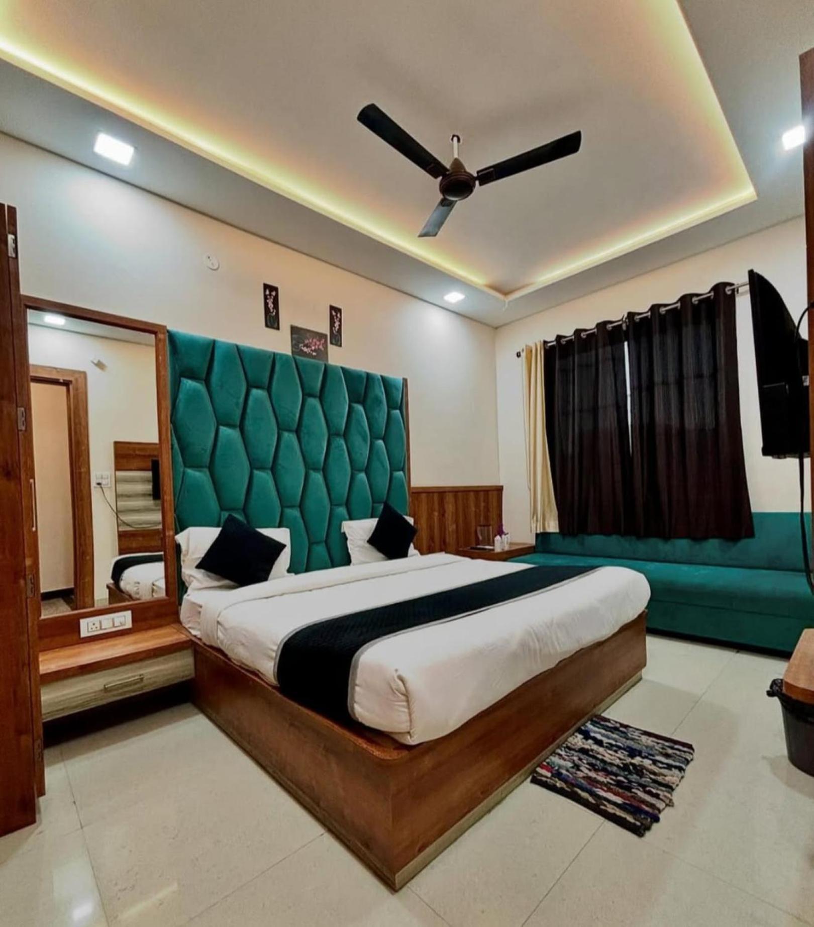 Hotel Blue Terminal Mumbai Bagian luar foto