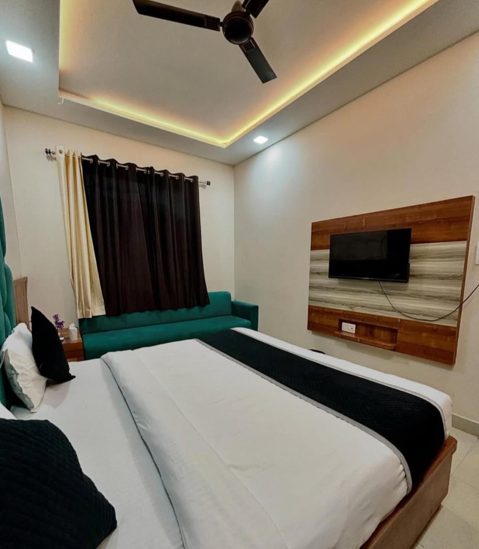 Hotel Blue Terminal Mumbai Bagian luar foto